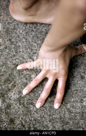 Frau in Yoga-Pose in einem Park, Entspannung, Chillout Stockfoto