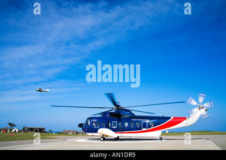 Hubschrauber landet auf dem St. Marys Flughafen auf den Inseln von Scilly Cornwall England UK United Kingdom GB Großbritannien britischen Inseln Stockfoto