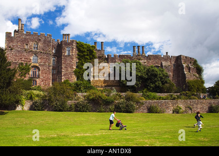 Berkeley normannische Burg junges Paar mit Kinderwagen auf dem Gelände im Sommer Glos Gloucestershire England UK Großbritannien G Stockfoto