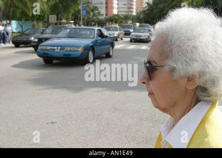 Miami Beach Florida, 73rd Street, Senioren alte Bürger Rentner Rentner Rentner ältere Rentner, Erwachsene Erwachsene Frau Frauen weibliche Dame, wartet auf Stockfoto