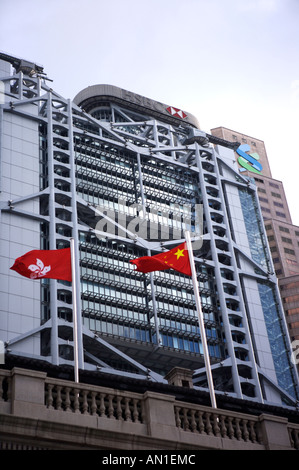 HSBC Hongkong zentrale Gebäude mit den Flaggen von Hong Kong und China außerhalb flattern. Stockfoto