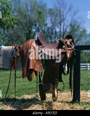 WESTERN SATTEL AUF STAND NACH MORGEN FAHRT IOWA Stockfoto