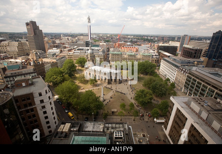 Ein Blick auf St Philip s Kathedrale im Zentrum des Business District von Birmingham England UK Stockfoto