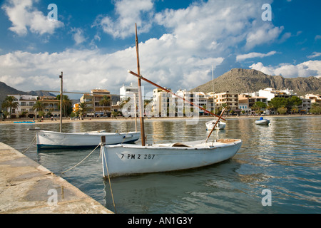 Kleine Boote vor Anker in der Bucht bei Port de Pollenca auf Mallorca Balearen Spanien Stockfoto