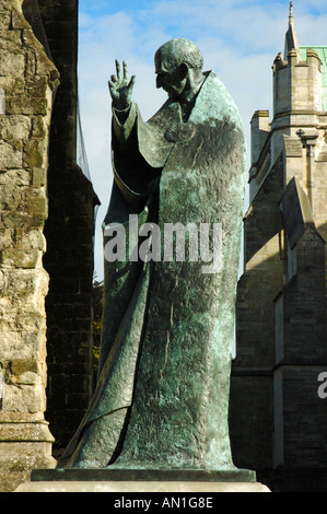 St. Richard Bronze Statue von Philip Jackson von Chichester Kathedrale Glockenturm der Kathedrale Freunde für die Jubillee errichtet Stockfoto