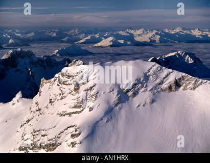 Berge Gipfel Zugspitze über den Berg während einer inversional Wetterlage mit den Gipfeln der Nebel herausragen Stockfoto