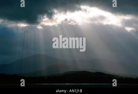 Sonnenlicht durch Gewitterwolken, Großbritannien, Schottland, Strathspey Stockfoto