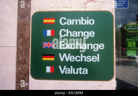 Mehrsprachige Schild mit der Aufschrift Änderung in Englisch, Deutsch, Spanisch, Französisch und Italienisch. Stockfoto