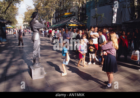 Menge von Menschen zu Fuß entlang der Straße in Las Ramblas, Barcelona. Stockfoto