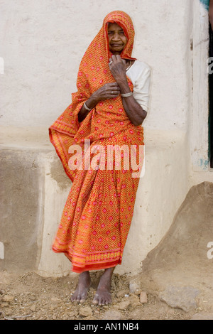 Indische Frau, trägt orange Sari, Mai 05, Tala/Bandhavgarh NP, Madhya Pradesh, Indien. Stockfoto