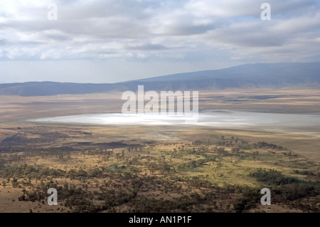 Ngorongoro Crater, Tansania, Einblick vom Kraterrand während der trockenen Jahreszeit. Stockfoto