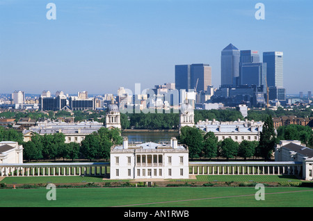England, London, Greenwich Park mit Queens House und Docklands Skyline im Hintergrund Stockfoto