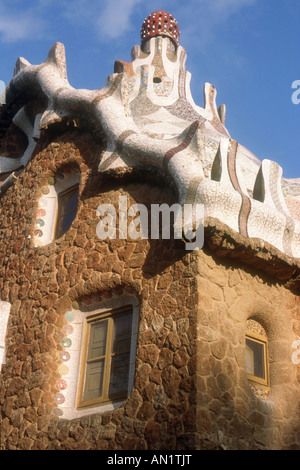 Parc Güell, Barcelona, entworfen von Gaudi, mit keramischen Ziegeldach auf Eingang Lodge. Stockfoto