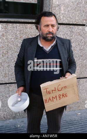 Mann betteln in Straße in Barcelona, hält Schild "Tengo Hambre" - Ich bin hungrig. Stockfoto