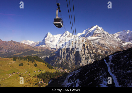 Blick vom Schilthorn mit Seilbahn Zug Bahn l Eiger Moench M Jungfrau R Schweiz Stockfoto