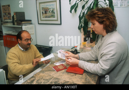 Frau in einer kleinen Bank Geld wechseln. Stockfoto