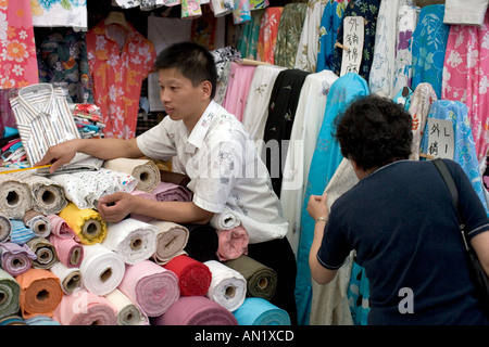 Dong Jia Du Tuch Markt in Shanghai Stockfoto