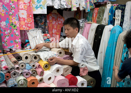 Dong Jia Du Tuch Markt in Shanghai Stockfoto