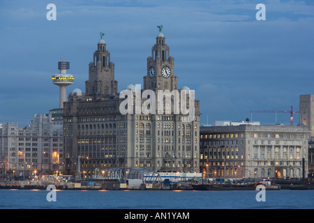 Liverpool am Wasser mit dem Leber-Gebäude und der Radio City Tower in der Dämmerung Stockfoto