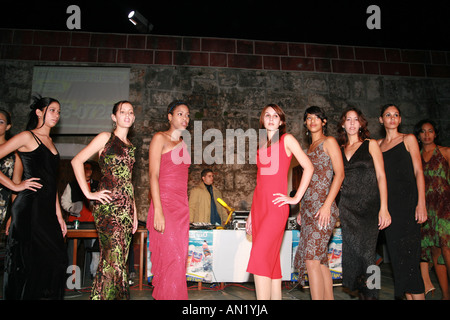 Kuba-Havanna Januar 2006 eine Fashionshow auf einer Openair-Disco-Veranstaltung in modernen la Habana in Fortaleza de San Carlos De La Cabana Stockfoto