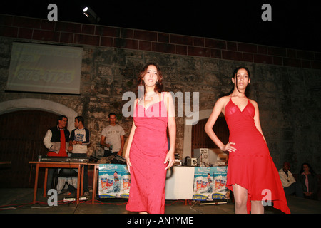 Kuba-Havanna Januar 2006 eine Fashionshow auf einer Openair-Disco-Veranstaltung in modernen la Habana in Fortaleza de San Carlos De La Cabana Stockfoto