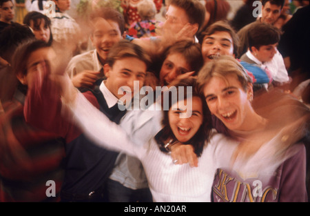 Gruppe von Jugendlichen auf Frühjahrsmesse, Sevilla, lachen und winken. Stockfoto