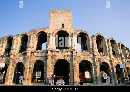 Frankreich, Provence, Arles, paar auf der Suche auf Karte vor Roman Amphitheatre Stockfoto