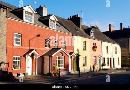 Bunte Stadthäuser im frühen Abendlicht bei Brecon Powys South Wales UK Stockfoto