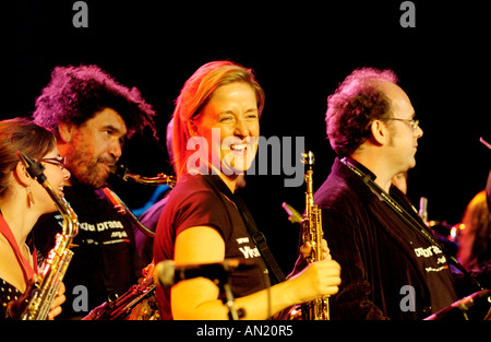 Wonderbrass führen Sie auf der Bühne das jährliche Jazz-Festival in Brecon Powys South Wales UK Stockfoto