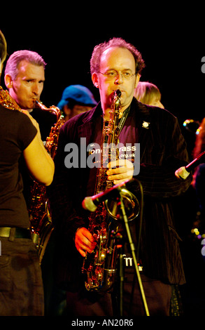 Wonderbrass führen Sie auf der Bühne das jährliche Jazz-Festival in Brecon Powys South Wales UK Stockfoto