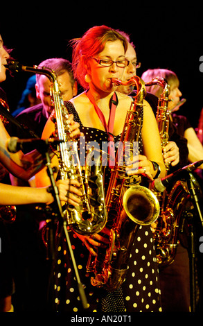 Wonderbrass führen Sie auf der Bühne das jährliche Jazz-Festival in Brecon Powys South Wales UK Stockfoto