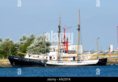 Kleinen Segelschiff vor Anker neben SEEZEICHEN ein ehemaliger pilot Schiff bei Cardiff Bay South Wales UK Stockfoto