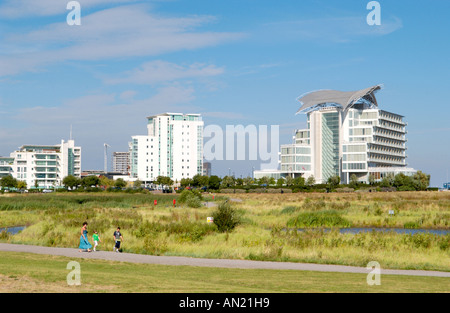 Besucher schlendern durch Cardiff Bay Wetlands Reserve von Wohnungen und St Davids Hotel South Wales UK übersehen Stockfoto