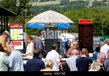 Buchmacher die Wetten in den Wetten Ring bei Chepstow Rennbahn Monmouthshire South Wales UK Stockfoto