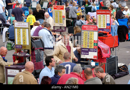 Buchmacher die Wetten in den Wetten Ring bei Chepstow Rennbahn Monmouthshire South Wales UK Stockfoto