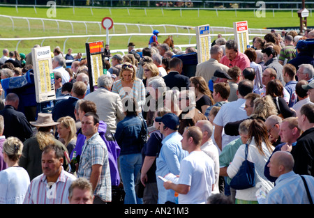 Buchmacher die Wetten in den Wetten Ring bei Chepstow Rennbahn Monmouthshire South Wales UK Stockfoto