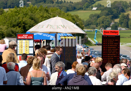 Buchmacher die Wetten in den Wetten Ring bei Chepstow Rennbahn Monmouthshire South Wales UK Stockfoto