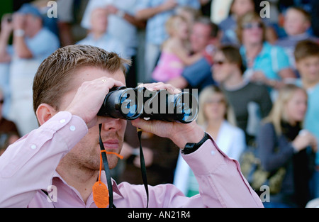 Racegoers in einem Familientag beobachten Pferderennen bei Chepstow Rennbahn Monmouthshire South Wales UK Stockfoto