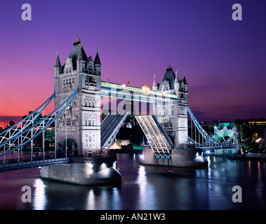 England, London, Tower Bridge, Nachtansicht der Brücke Lift Stockfoto