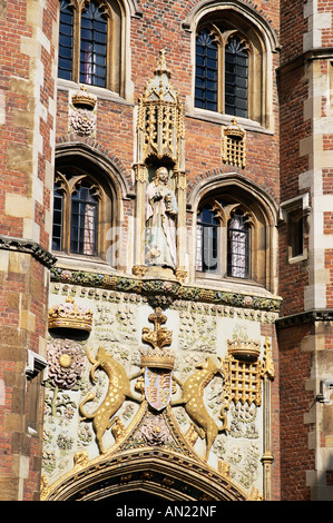 England, East Anglia, Cambridge, St. Johns College, Carving Detail an Fassade des Eingangstor Stockfoto