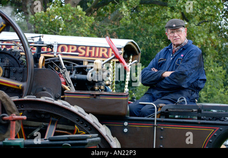 Fahrer von Fowler Zugmaschine Nummer MO 780 Tommy Works Registrierungsnummer 15710 Baujahr 1922 bei Vintage-Dampf-Rallye UK Stockfoto