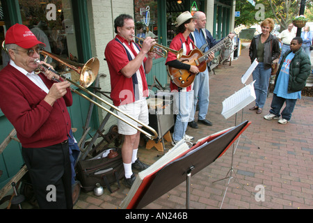 Raleigh North Carolina, Stadtmarkt, Marktplatz, Straßenmusiker spielen Jazz, NC 102503 0009 Stockfoto