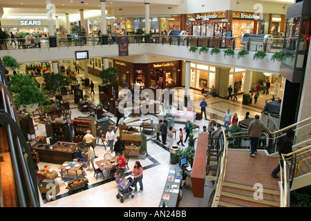 Raleigh North Carolina, Crabtree Valley Mall, größtes Einkaufszentrum, Shopper Shopper Geschäfte Geschäfte Märkte Märkte Marktplatz Kauf Verkauf, Einzelhandelsgeschäfte Stockfoto