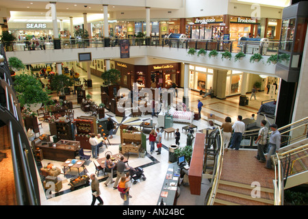 Raleigh North Carolina, Crabtree Valley Mall, größtes Einkaufszentrum, Shopper Shopper Geschäfte Geschäfte Märkte Märkte Marktplatz Kauf Verkauf, Einzelhandelsgeschäfte Stockfoto