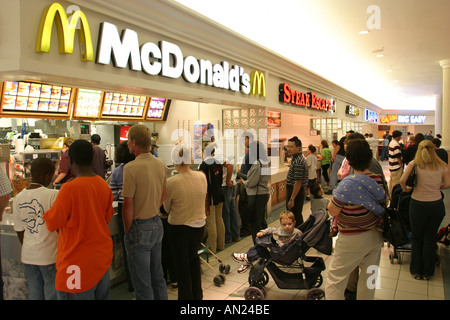 Raleigh North Carolina, Crabtree Valley Mall, größtes Einkaufszentrum, Shopper Shopper Geschäfte Geschäfte Märkte Märkte Marktplatz Kauf Verkauf, Einzelhandelsgeschäfte Stockfoto