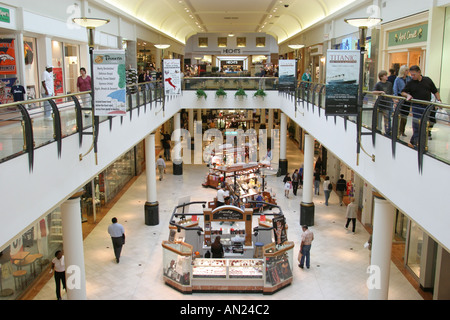 Raleigh North Carolina, Crabtree Valley Mall, größtes Einkaufszentrum, Shopper Shopper Geschäfte Geschäfte Märkte Märkte Marktplatz Kauf Verkauf, Einzelhandelsgeschäfte Stockfoto