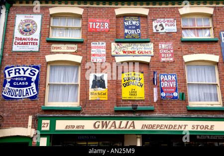 Gwalia unabhängigen Speicher anzeigen alte Emaille Werbeschilder in ländlichen Marktstadt Ross am Wye Herefordshire England UK Stockfoto