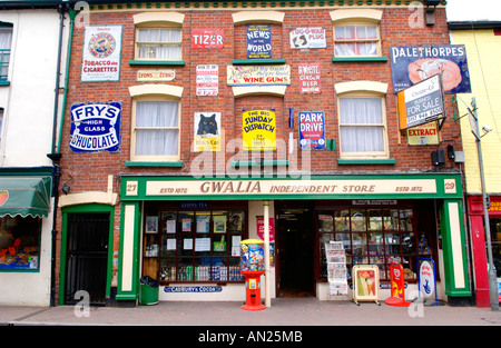 Gwalia unabhängigen Speicher anzeigen alte Emaille Werbeschilder in ländlichen Marktstadt Ross am Wye Herefordshire England UK Stockfoto