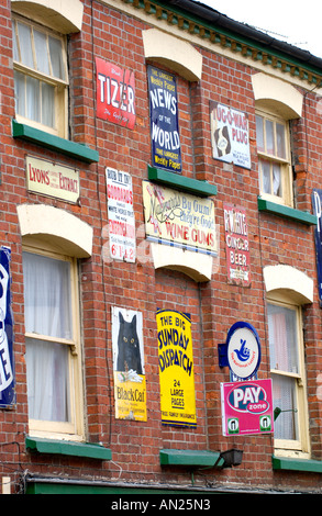 Gwalia unabhängigen Speicher anzeigen alte Emaille Werbeschilder in ländlichen Marktstadt Ross am Wye Herefordshire England UK Stockfoto