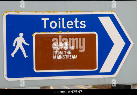 Verunstaltete Zeichen zu den öffentlichen Toiletten in Ross am Wye Herefordshire England UK Stockfoto